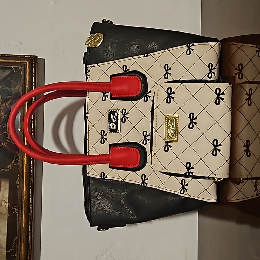 BETSEY JOHNSON MATCHING PURSE & WALLET